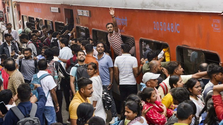 बिहार में पलायन चुनावी मुद्दा क्यों नहीं बनता, आखिर क्‍यों मौन हैं राजनेता?