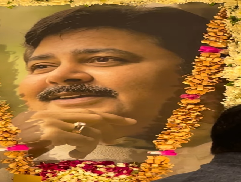 सतीश शाह की प्रार्थना सभा का वीडियो, पत्नी ने गाया पति का फेवरेट गाना, एक्ट्रेस हुईं इमोशनल