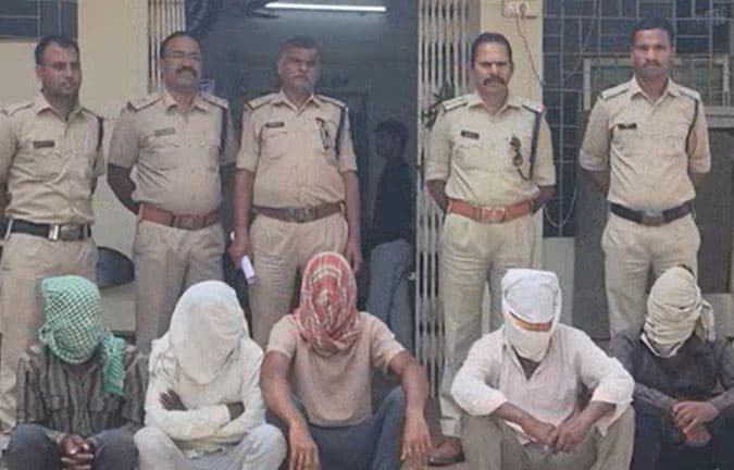 इस मामले में कार्रवाई करते हुए विदिशा पुलिस ने 6 लोगों को गिरफ्तार भी किया है। इस मामले में कार्रवाई करते हुए विदिशा पुलिस ने 6 लोगों को गिरफ्तार भी किया है।