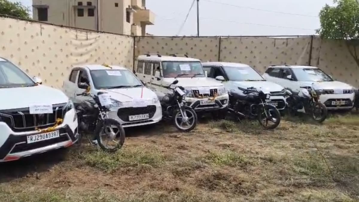 जब्त किए गए लग्जरी वाहन और बाइक जब्त किए गए लग्जरी वाहन और बाइक