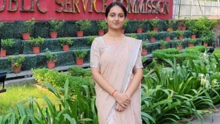 ऑनलाइन पढ़ाई से लेकर UPSC ISS ऑल इंडिया टॉपर तक, पढ़िए कशिश कसाना की सक्सेस स्टोरी