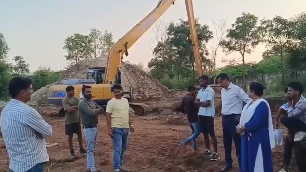 दीवार तोड़कर जेसीबी अंदर लाई गई दीवार तोड़कर जेसीबी अंदर लाई गई