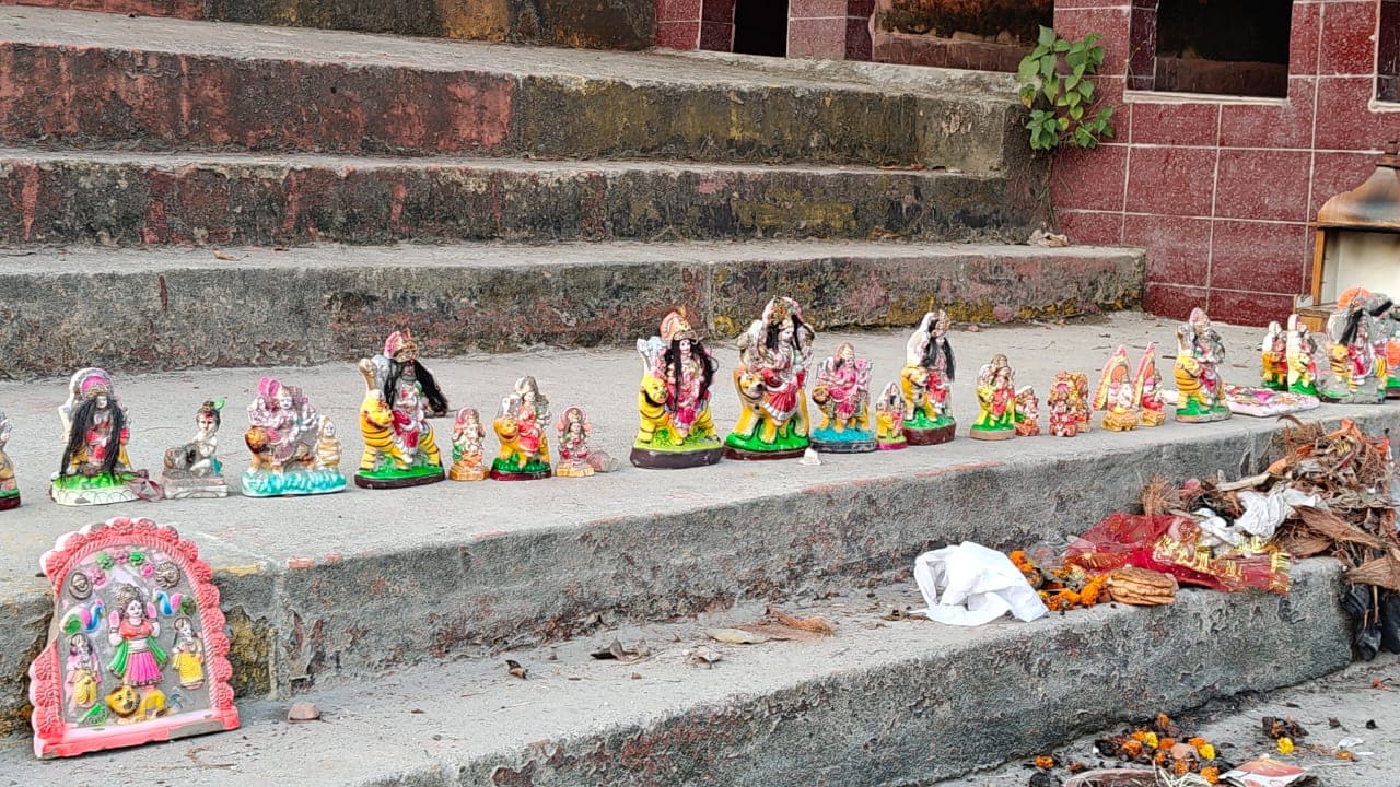गंगा ने निकली मूर्तियां जिसे लोगों ने सीढ़ियों पर जमा कर रखा है. गंगा ने निकली मूर्तियां जिसे लोगों ने सीढ़ियों पर जमा कर रखा है.