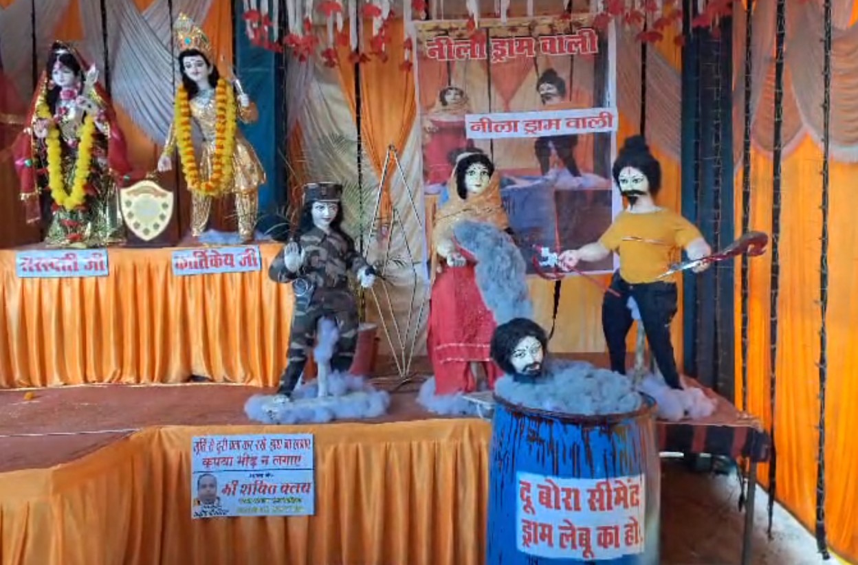 चर्चा में देवरिया का दुर्गा पंडाल... नीले ड्रम में पति का शव, आशिक संग पत्नी, देखने उमड़ी भीड़