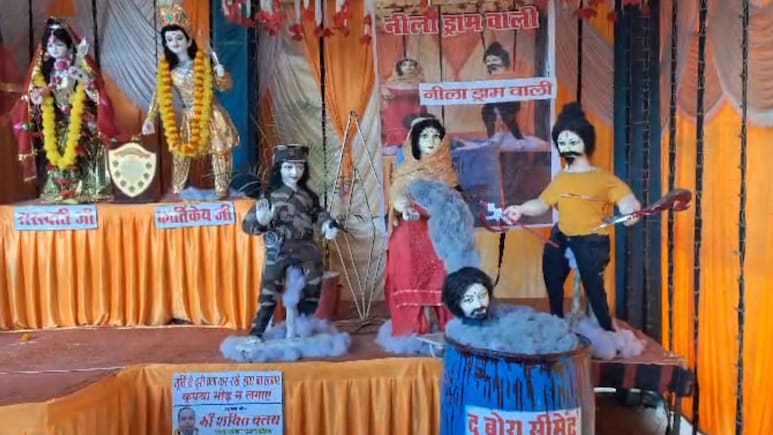 चर्चा में देवरिया का दुर्गा पंडाल... नीले ड्रम में पति का शव, आशिक संग पत्नी, देखने उमड़ी भीड़