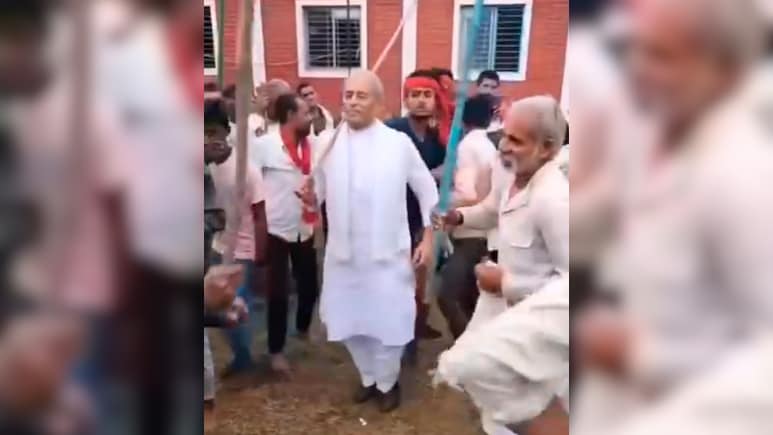 BJP MLA Dance: लाठी लेकर ग्रामीणों संग खूब थिरके BJP विधायक, दिवारी नृत्य का वीडियो हुआ वायरल BJP MLA Dance: लाठी लेकर ग्रामीणों संग खूब थिरके BJP विधायक, दिवारी नृत्य का वीडियो हुआ वायरल