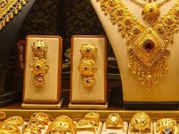Gold Investment: सोन्याचे दागिने की कॉईन? गुंतवणुकीसाठी काय आहे अधिक फायदेशीर? Gold Investment: सोन्याचे दागिने की कॉईन? गुंतवणुकीसाठी काय आहे अधिक फायदेशीर?