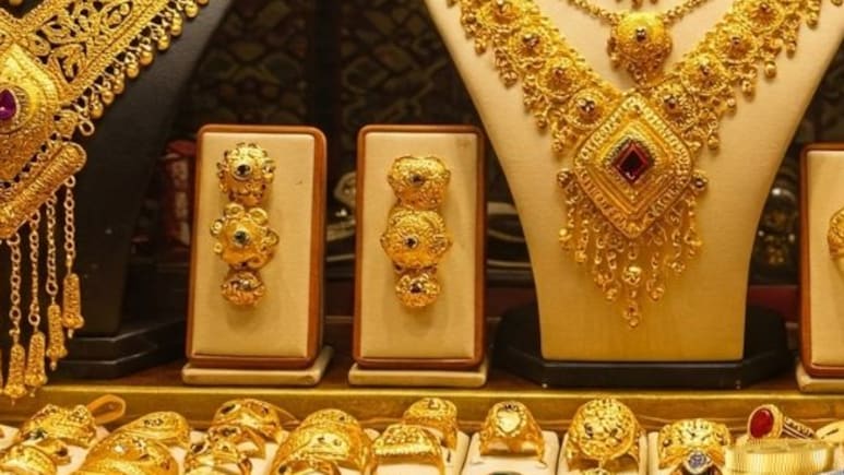 Gold Investment: सोन्याचे दागिने की कॉईन? गुंतवणुकीसाठी काय आहे अधिक फायदेशीर? Gold Investment: सोन्याचे दागिने की कॉईन? गुंतवणुकीसाठी काय आहे अधिक फायदेशीर?