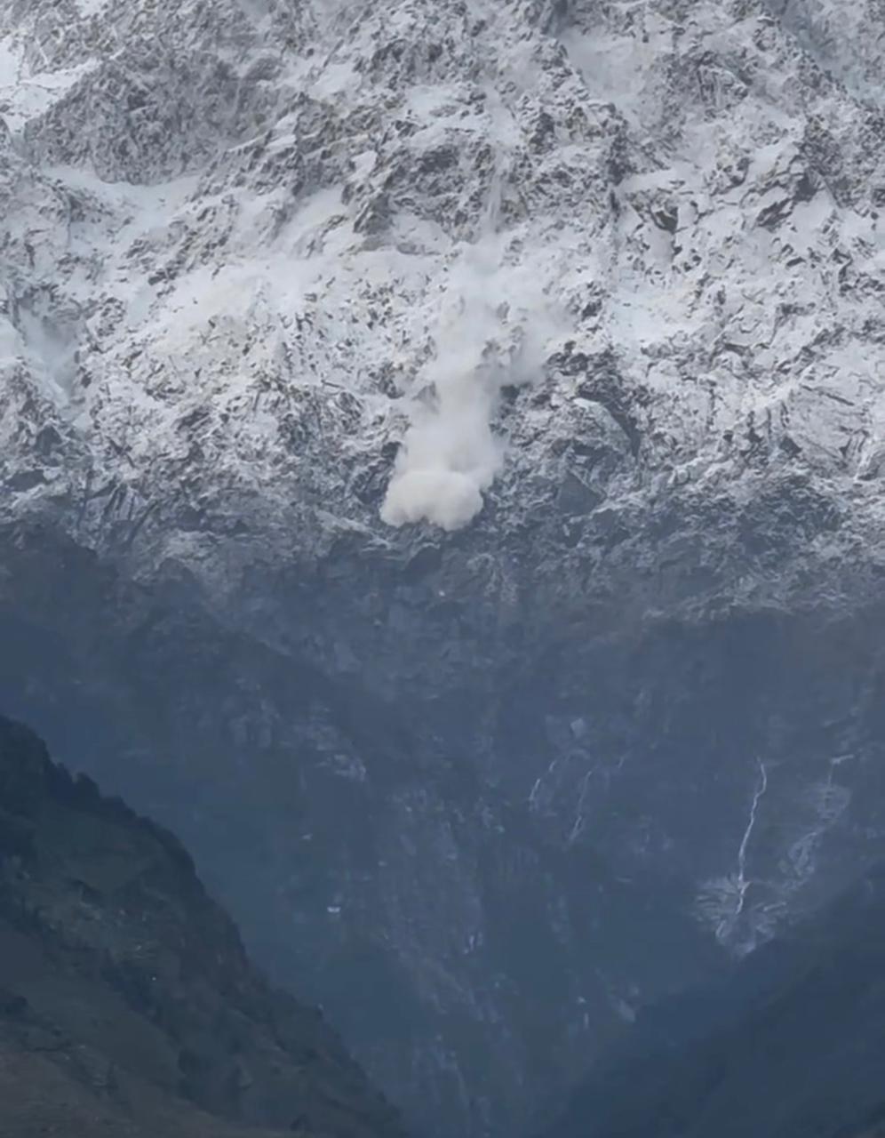 हिमाचल: कांगड़ा की धौलाधार पहाड़ियों पर हिमस्खलन, लाइव वीडियो कैमरे में हुआ कैद