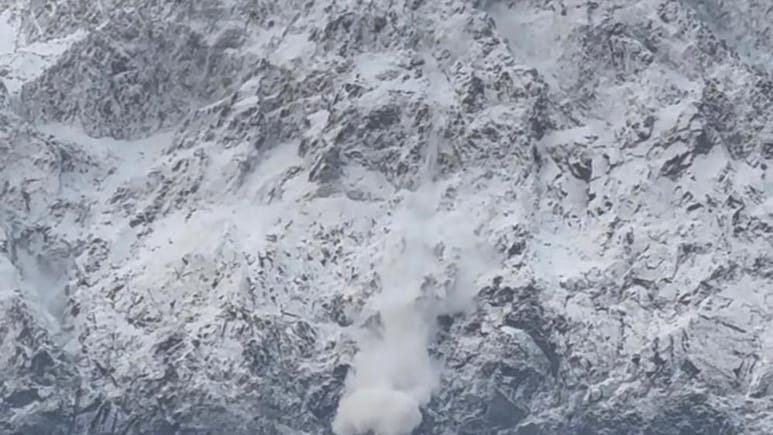 हिमाचल: कांगड़ा की धौलाधार पहाड़ियों पर हिमस्खलन, लाइव वीडियो कैमरे में हुआ कैद हिमाचल: कांगड़ा की धौलाधार पहाड़ियों पर हिमस्खलन, लाइव वीडियो कैमरे में हुआ कैद
