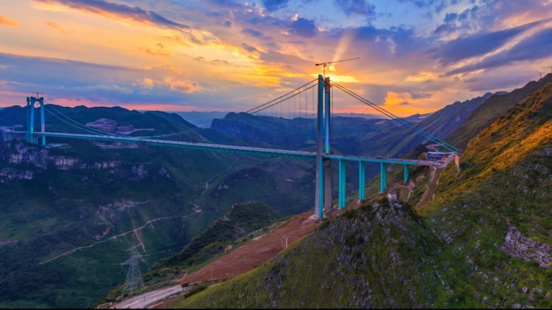 The World's Tallest Bridge In China Has A Glass Cafe And Skywalk For Tourists The World's Tallest Bridge In China Has A Glass Cafe And Skywalk For Tourists