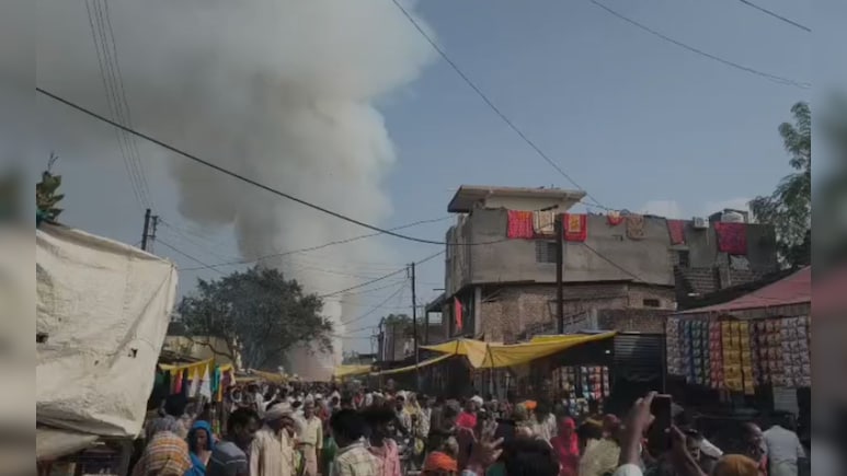 Fire in Diwali Market Dhar: पटाखा दुकानों में लगी आग, बिल्दा के दिवाली हाट बाजार में मची भगदड़ Fire in Diwali Market Dhar: पटाखा दुकानों में लगी आग, बिल्दा के दिवाली हाट बाजार में मची भगदड़