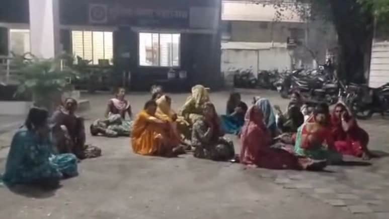 24 किन्नरों के फिनाइल पीने का मामला: दो गुटों के बीच विवाद और मीडियाकर्मियों पर रेप के आरोप, बताई ये बात 24 किन्नरों के फिनाइल पीने का मामला: दो गुटों के बीच विवाद और मीडियाकर्मियों पर रेप के आरोप, बताई ये बात