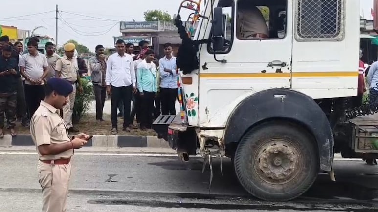 Rajasthan: शहनाई से दो दिन पहले घर में छाया मातम, बजरी ट्रक ने महिला को रौंदा, तड़पकर हुई दर्दनाक मौत Rajasthan: शहनाई से दो दिन पहले घर में छाया मातम, बजरी ट्रक ने महिला को रौंदा, तड़पकर हुई दर्दनाक मौत