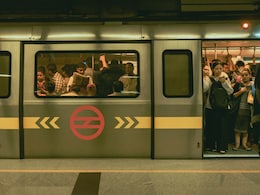 रोहिणी वेस्ट मेट्रो स्टेशन पर आधे घंटे से खड़ी है रेड लाइन मेट्रो, तकनीकी फॉल्ट की हो रही अनाउंसमेंट रोहिणी वेस्ट मेट्रो स्टेशन पर आधे घंटे से खड़ी है रेड लाइन मेट्रो, तकनीकी फॉल्ट की हो रही अनाउंसमेंट