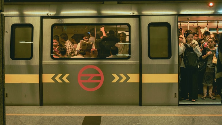 रोहिणी वेस्ट मेट्रो स्टेशन पर आधे घंटे से खड़ी है रेड लाइन मेट्रो, तकनीकी फॉल्ट की हो रही अनाउंसमेंट रोहिणी वेस्ट मेट्रो स्टेशन पर आधे घंटे से खड़ी है रेड लाइन मेट्रो, तकनीकी फॉल्ट की हो रही अनाउंसमेंट