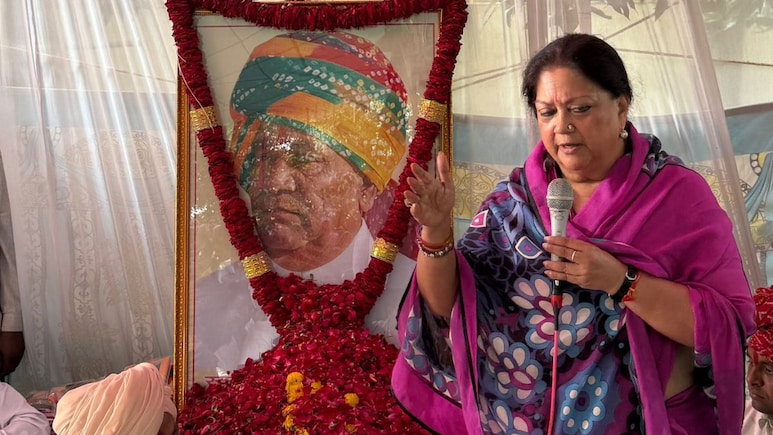 नंदलाल मीणा को श्रद्धांजलि देने पहुंची वसुंधरा ने बताई रोचक कहानी, 'प्रतापगढ़ के लिए ठुकरा दिया था मंत्री पद' नंदलाल मीणा को श्रद्धांजलि देने पहुंची वसुंधरा ने बताई रोचक कहानी, 'प्रतापगढ़ के लिए ठुकरा दिया था मंत्री पद'