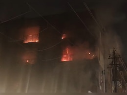 गाजियाबाद में बड़ी इमारत में लगी भीषण आग, खाली कराई गई बिल्डिंग  गाजियाबाद में बड़ी इमारत में लगी भीषण आग, खाली कराई गई बिल्डिंग