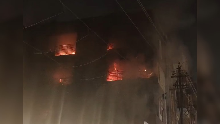 गाजियाबाद में बड़ी इमारत में लगी भीषण आग, खाली कराई गई बिल्डिंग गाजियाबाद में बड़ी इमारत में लगी भीषण आग, खाली कराई गई बिल्डिंग