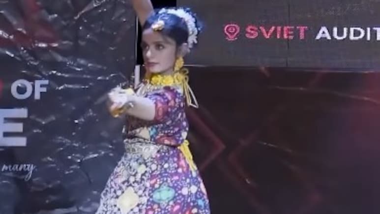 नैनों से नैनों गाने पर लड़की का डांस वीडियो वायरल, लोग हुए एक्सप्रेशन्स के कायल, बोले- श्रीदेवी का पुनर्जन्म नैनों से नैनों गाने पर लड़की का डांस वीडियो वायरल, लोग हुए एक्सप्रेशन्स के कायल, बोले- श्रीदेवी का पुनर्जन्म