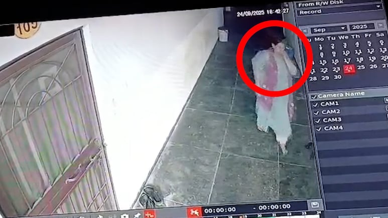 महिला DSP की करतूत, दोस्त के घर में की मोबाइल और 2 लाख की चोरी, CCTV देख उड़े पुलिस के होश महिला DSP की करतूत, दोस्त के घर में की मोबाइल और 2 लाख की चोरी, CCTV देख उड़े पुलिस के होश