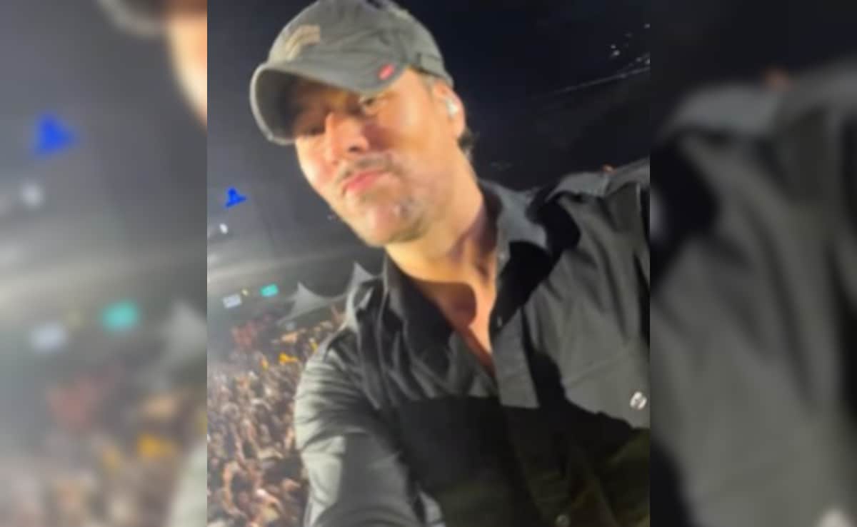 Enrique Iglesias's Fan Throws Phone Onto The Stage, Singer Picks It Up And Clicks Selfie Video With Crowd. Watch