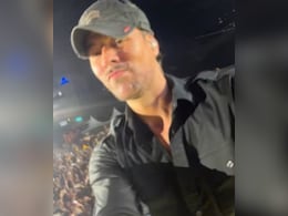 Enrique Iglesias's Fan Throws Phone Onto The Stage, Singer Picks It Up And Clicks Selfie Video With Crowd. Watch Enrique Iglesias's Fan Throws Phone Onto The Stage, Singer Picks It Up And Clicks Selfie Video With Crowd. Watch
