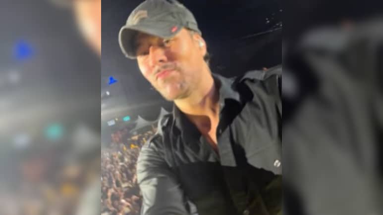 Enrique Iglesias's Fan Throws Phone Onto The Stage, Singer Picks It Up And Clicks Selfie Video With Crowd. Watch Enrique Iglesias's Fan Throws Phone Onto The Stage, Singer Picks It Up And Clicks Selfie Video With Crowd. Watch