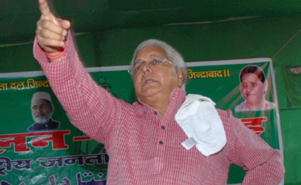 बिहार का मुख्यमंत्री बनने के बाद लालू यादव दलितों, पिछड़ों और गरीब-गुरबा की आवाज बने. बिहार का मुख्यमंत्री बनने के बाद लालू यादव दलितों, पिछड़ों और गरीब-गुरबा की आवाज बने.