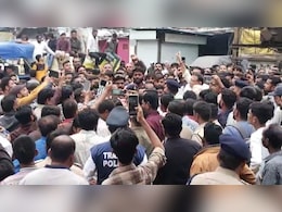 धार में सोयाबीन के गिरते दामों से नाराज किसानों का फूटा गुस्सा, कृषि मंडी रोड पर किया चक्का जाम धार में सोयाबीन के गिरते दामों से नाराज किसानों का फूटा गुस्सा, कृषि मंडी रोड पर किया चक्का जाम