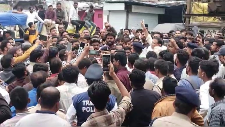 धार में सोयाबीन के गिरते दामों से नाराज किसानों का फूटा गुस्सा, कृषि मंडी रोड पर किया चक्का जाम धार में सोयाबीन के गिरते दामों से नाराज किसानों का फूटा गुस्सा, कृषि मंडी रोड पर किया चक्का जाम