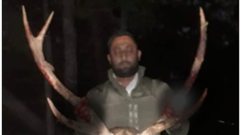 साभर की गर्दन काटकर खिंचवाई तस्‍वीर, छह महीने से फरार शिकारी गिरफ्तार, तीन आरोपी अब भी फरार