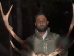 साभर की गर्दन काटकर खिंचवाई तस्वीर, छह महीने से फरार शिकारी गिरफ्तार, तीन आरोपी अब भी फरार साभर की गर्दन काटकर खिंचवाई तस्वीर, छह महीने से फरार शिकारी गिरफ्तार, तीन आरोपी अब भी फरार