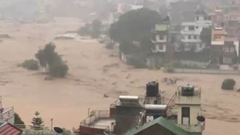 नेपाल में आफत की बारिश, भूस्खलन और अचानक बाढ़ से 42 लोगों की मौत, फ्लाइट्स भी ग्राउंडेड नेपाल में आफत की बारिश, भूस्खलन और अचानक बाढ़ से 42 लोगों की मौत, फ्लाइट्स भी ग्राउंडेड