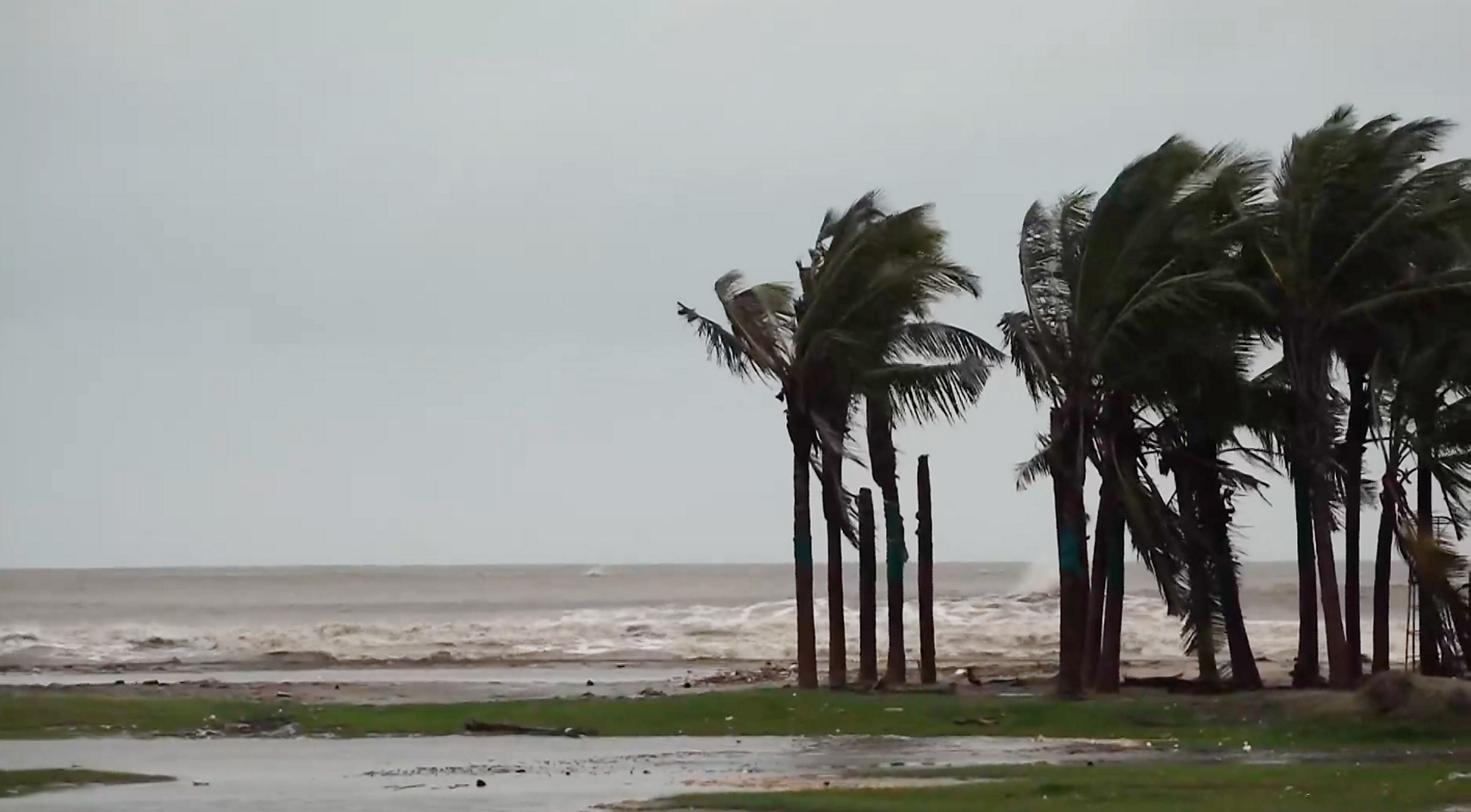 Cyclone Montha LIVE Updates: 100 KM की रफ्तार, कई ट्रेनें और फ्लाइट रद्द, रेड अर्लट, जानिए कब तट से टकराएगा तूफान