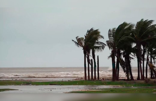 Cyclone Montha LIVE Updates: 100 KM की रफ्तार, कई ट्रेनें और फ्लाइट रद्द, रेड अलर्ट, जानिए कब तट से टकराएगा तूफान