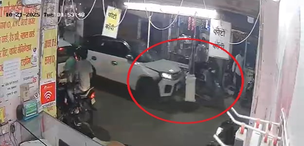 Indore Accident: इंदौर में तेज रफ्तार का कहर; नशे में था कार ड्राइवर, लोगों ने कर दी पिटाई Indore Accident: इंदौर में तेज रफ्तार का कहर; नशे में था कार ड्राइवर, लोगों ने कर दी पिटाई
