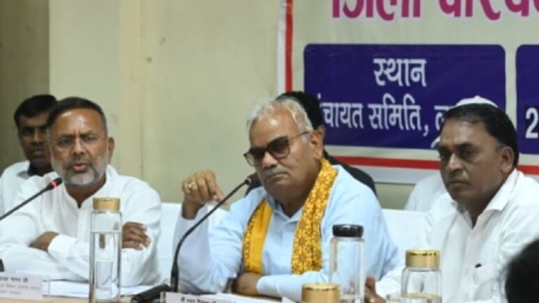 Rajasthan Politics: 'तुमने जितनी इंजीनियरिंग की, उससे ज्यादा रोड मैंने बनवा दिए', अधिकारियों को फटकारते हुए ऊर्जा मंत्री बोले- 'पूरे कुएं में भांग घुली है'