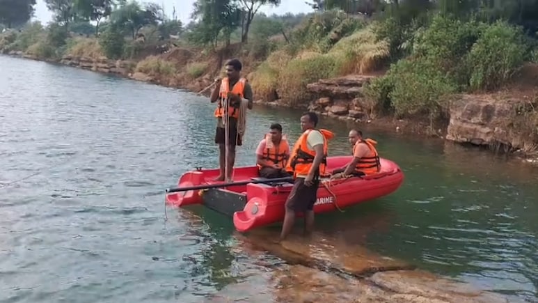 Raipur News: रायपुर के ब्लू वॉटर में डूबे 10वीं के दो छात्र, रेस्क्यू करने में जुटे गोताखोर Raipur News: रायपुर के ब्लू वॉटर में डूबे 10वीं के दो छात्र, रेस्क्यू करने में जुटे गोताखोर