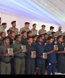 एक करोड़ के इनामी नक्सली ने 208 साथियों संग डाले हथियार, देखें तस्वीरें