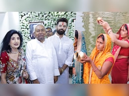 बिहार में छठ के सियासी रंग... चिराग के घर 'दर्शन' करने पहुंचे नीतीश तो बाकी नेताओं ने ऐसे की खरना पूजा बिहार में छठ के सियासी रंग... चिराग के घर 'दर्शन' करने पहुंचे नीतीश तो बाकी नेताओं ने ऐसे की खरना पूजा