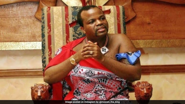 Video Of African King's Arrival In UAE With 15 Wives, 100 Aides Resurfaces Video Of African King's Arrival In UAE With 15 Wives, 100 Aides Resurfaces