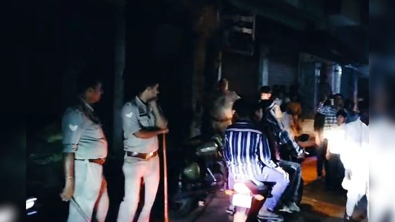 यूपी के कासगंज में दो समुदाय में हुआ विवाद, कई राउंड फायरिंग भी की गई यूपी के कासगंज में दो समुदाय में हुआ विवाद, कई राउंड फायरिंग भी की गई