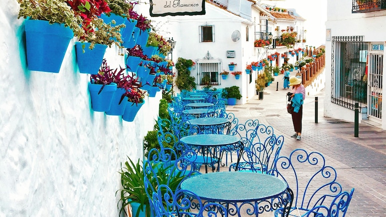Spain's 'Chair Thieves' Arrested For Stealing Over 1,000 Restaurant Seats Spain's 'Chair Thieves' Arrested For Stealing Over 1,000 Restaurant Seats