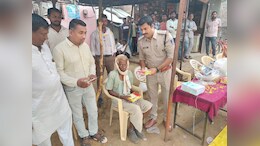 Diwali 2025: दीपावली पर फरिश्ता बनकर आई पुलिस, गरीबों के बीच पहुंचकर बांटे उपहार