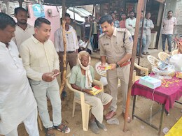 Diwali 2025: दीपावली पर फरिश्ता बनकर आई पुलिस, गरीबों के बीच पहुंचकर बांटे उपहार