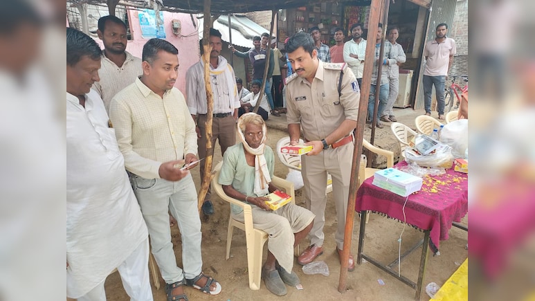 Diwali 2025: दीपावली पर फरिश्ता बनकर आई पुलिस, गरीबों के बीच पहुंचकर बांटे उपहार Diwali 2025: दीपावली पर फरिश्ता बनकर आई पुलिस, गरीबों के बीच पहुंचकर बांटे उपहार