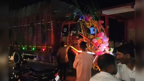 'केलों की बारात'! व्यापारी ने किसानों से खरीदा 10 गाड़ी केला, सजा-धजा कर निकाला जुलूस