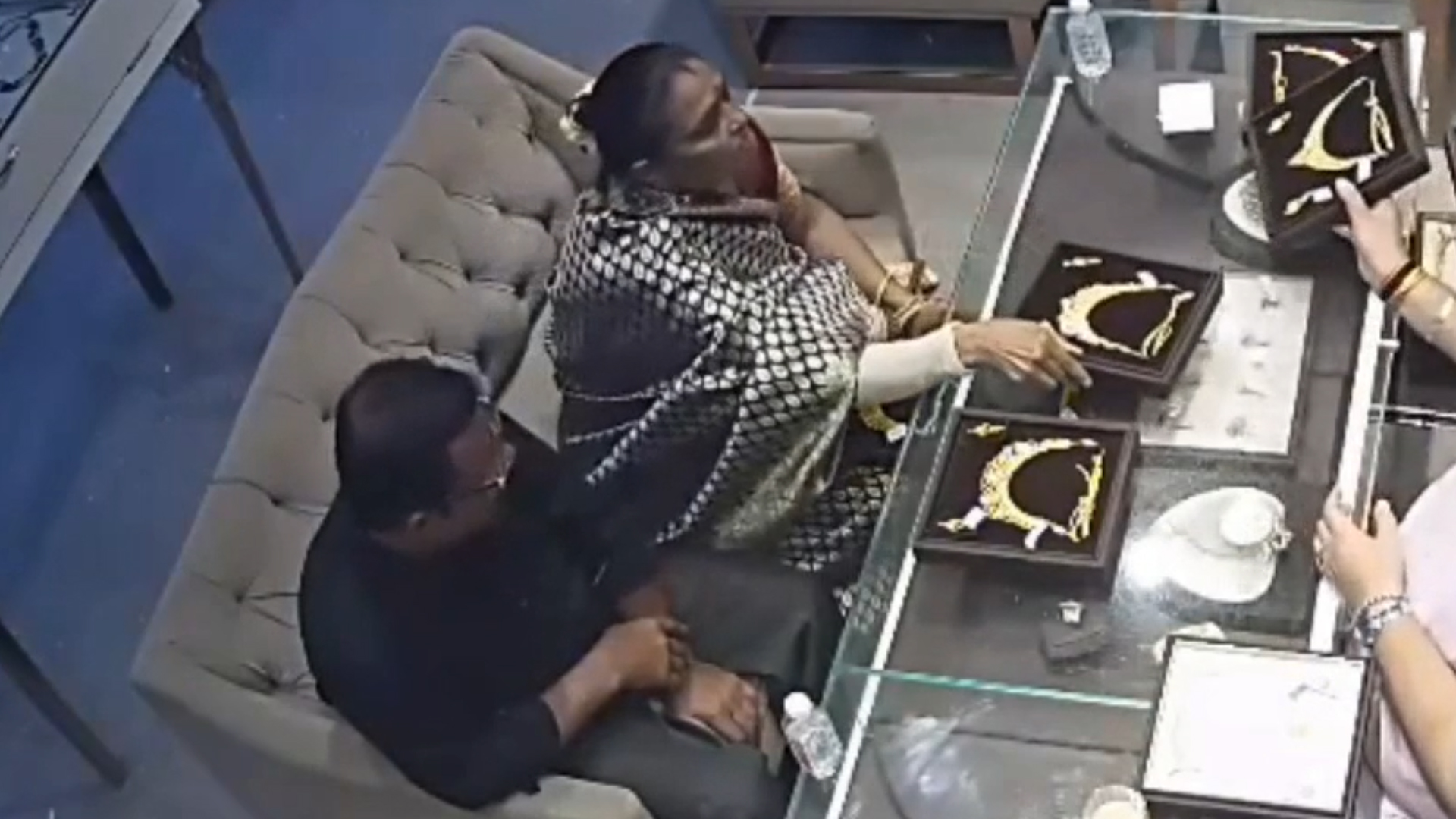 Rs 6 Lakh Gone In A Blink: On Camera, UP Woman Steals Gold Necklace