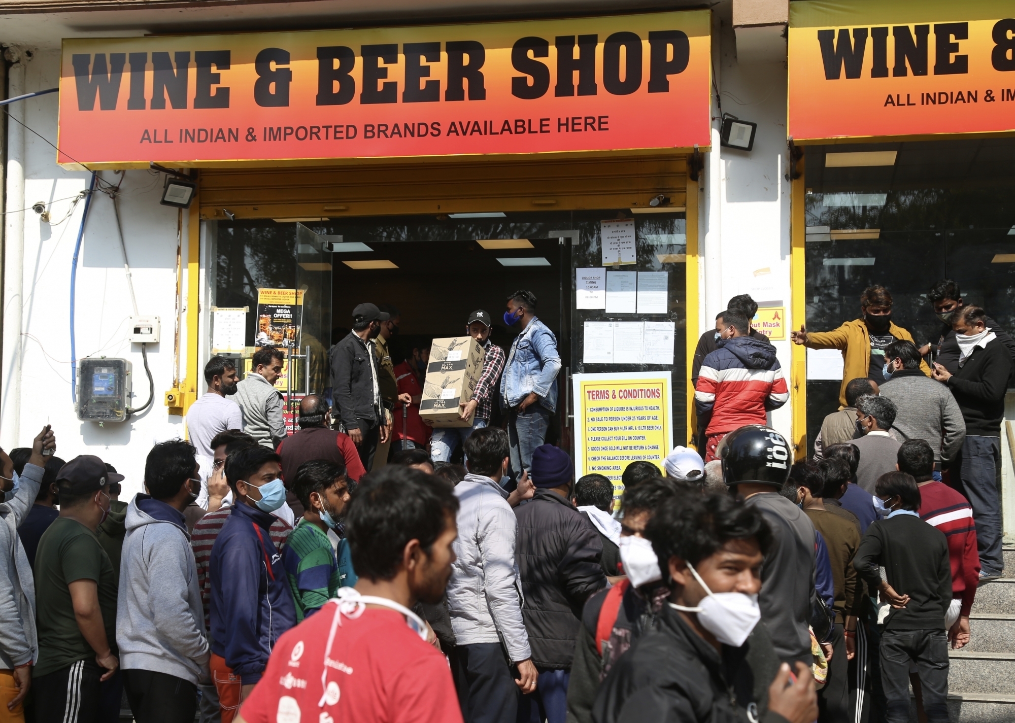 दिल्ली में अब होली पर खुली रहेंगी शराब की दुकानें, ड्राई डे की लिस्ट से बाहर